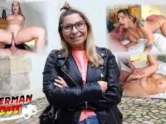 Bebrillte Blondine beim deutschen Casting SChwanzrodeo