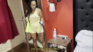 A madrasta quente convence seu enteado a transar com ela em substituir seu pulso sexual. Legendas em inglês