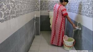 Amateur Indian milf pissing
