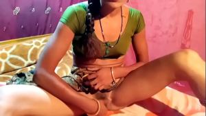 Anita Aunty took out the water from her pussy by putting cucumber in her pussy