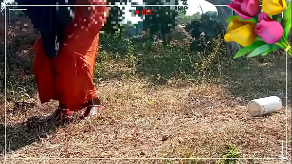 Bhabhi bath outside