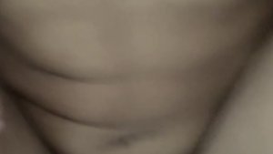 Comparto a mi esposa y otro hombre se corre en su coño y uso su leche como lubricante