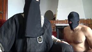 زوجة عربية تريد من الغرباء أن يشموا مؤخرتها