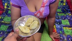 Desi Indian Girlfriend Ko Momos Khila Kar Oyo Room Me Choda Viral Mms XVideo With Hindi Audio