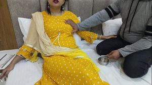 Desisaarabhabhi – Indian Desi dost ki maa ke sath chudai mazaa lete hoye uski gori chut main ungli dal ke uske chuche chuss dale