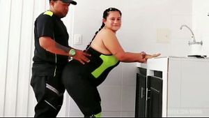 Después de parir quede muy gordita, contrato a mi vecino como entrenador físico, él rosa mi gran culo y yo termino haciéndole una mamada, chupo su polla y el chupa mis grandes tetas. Vídeo completo en XVIDEOS RED