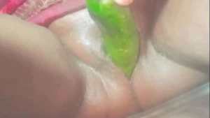 इन्डियन हाउसवाइफ ने कूकूमबर से चूदाई किया