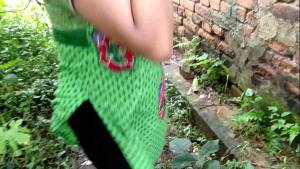 घर के बाहर मूतती हुई बुआ को फटाफट में चुदाई किया इन ओपन प्लेस