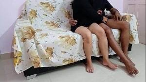 दोस्त की हॉट सेक्सी गर्लफ्रेंड को पहली बार सोफे पर चोदा XXX Girlfriend Sex साफ हिंदी आवाज में