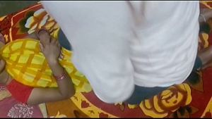 Hot Swinger In Yellow Saree Wife ke sone ke baad jiju ne sali Ki kari jam ke Chudai