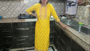 Indian desi bhabhi kitchen main khana bana rhi thi tbhi dever ne piche Li bhabhi ki
