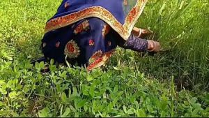 Janvaron ko Ghas Lene Gai bhabhi ki chudai ki aur chut se Moot nikala