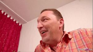 Junge deutsche Ehefrau bei ihrem ersten MMF Dreier Sex mit Ehemann und fetten Typen