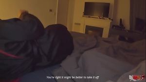 Madrastra comparte dormitorio con hijastro cachondo Él recibe mamada y sexo con MILF caliente (subtítulos en inglés)