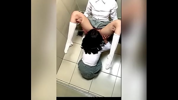 Dos Estudiantes LATINAS Tocándose en el Baño de la Escuela!