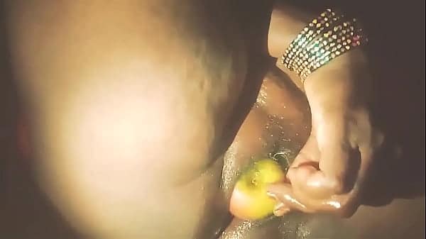 केले से इंडियन देसीभाभी की चुदाई