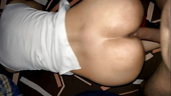 भाभी ने इतनी ज़ोर से पाद मारा कि मैंने उसके साथ सेक्स किया।