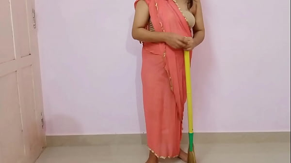 Fuck The maid who cleans the broom in the house – in clear Hindi voice