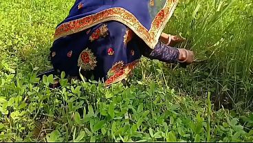 Janvaron ko Ghas Lene Gai bhabhi ki chudai ki aur chut se Moot nikala