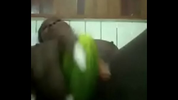 Je demande un appel vidéo où elle se masturbe et elle s’exécute la pute