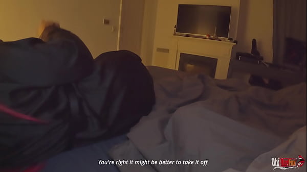 Madrastra comparte dormitorio con hijastro cachondo Él recibe mamada y sexo con MILF caliente (subtítulos en inglés)