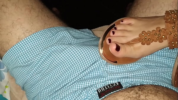 Massage of pretty feet with sandals and cumshot on the tender hand of my roommate who had her period and we couldn’t fuck