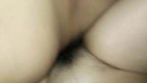 Mientras mi marido llama a la puerta, ¡me estoy follando a su amigo! rico