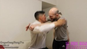 MIS AMIGOS se cojieron a mi novia mientras yo estaba en el baño. PRIMER GANGBANG NENAMALAATR