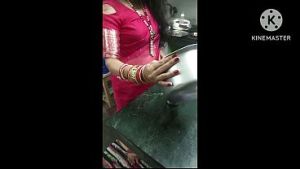 Pyasi Bhabhi ne padosi ke lund se choot ki pyaas bughayi