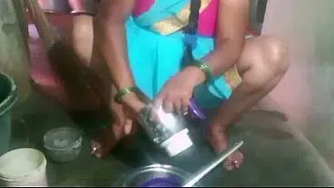 Indian sexy aunty plate cleaning video