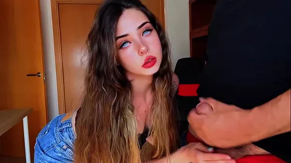 Me sorprendí al ver a mi padrastro haciendose una paja con mis videos porno, termina follando con hijastra bien puta