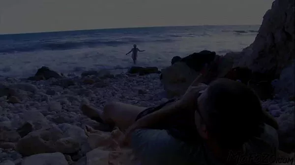 MOFOZO.com – French Amateur Is Getting Fucked At The Beach